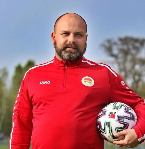 DZIĘKUJEMY TRENEROWI ROBERTOWI CICHEMU ZA 7 LAT PRACY Z DRUŻYNĄ SENIORÓW